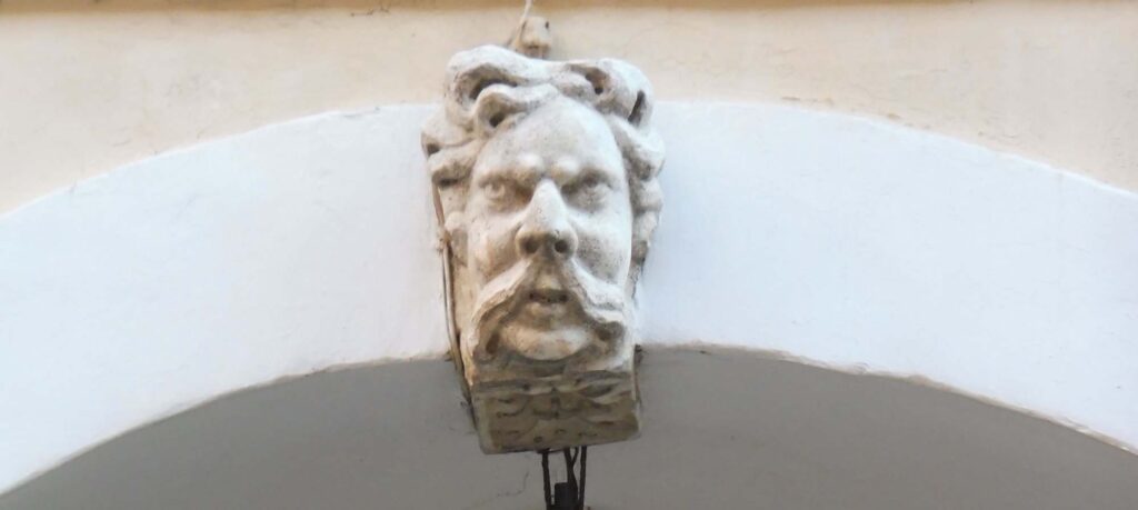 μουστακοφόρος, διακοσμητικό γλυπτό