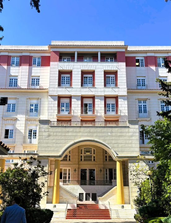η πρόσοψη του κτιριου cecil